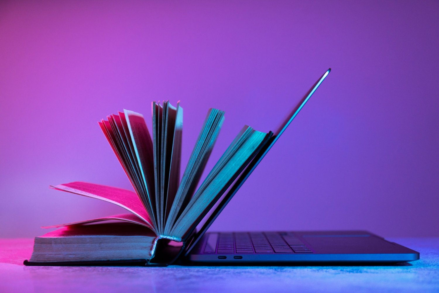 Абстрактная иллюстрация на тему образования Книга и ноутбук
